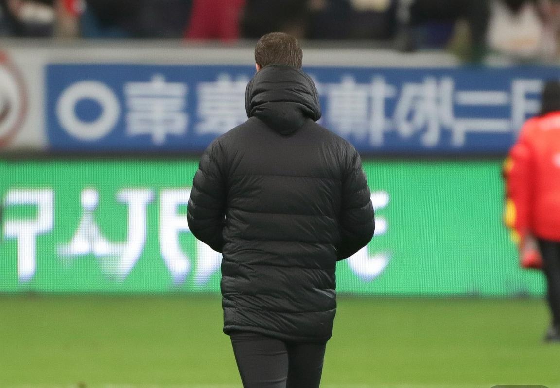 国安鲁能首发阵容对决：战术心理交锋，谁能笑到最后？(图2)